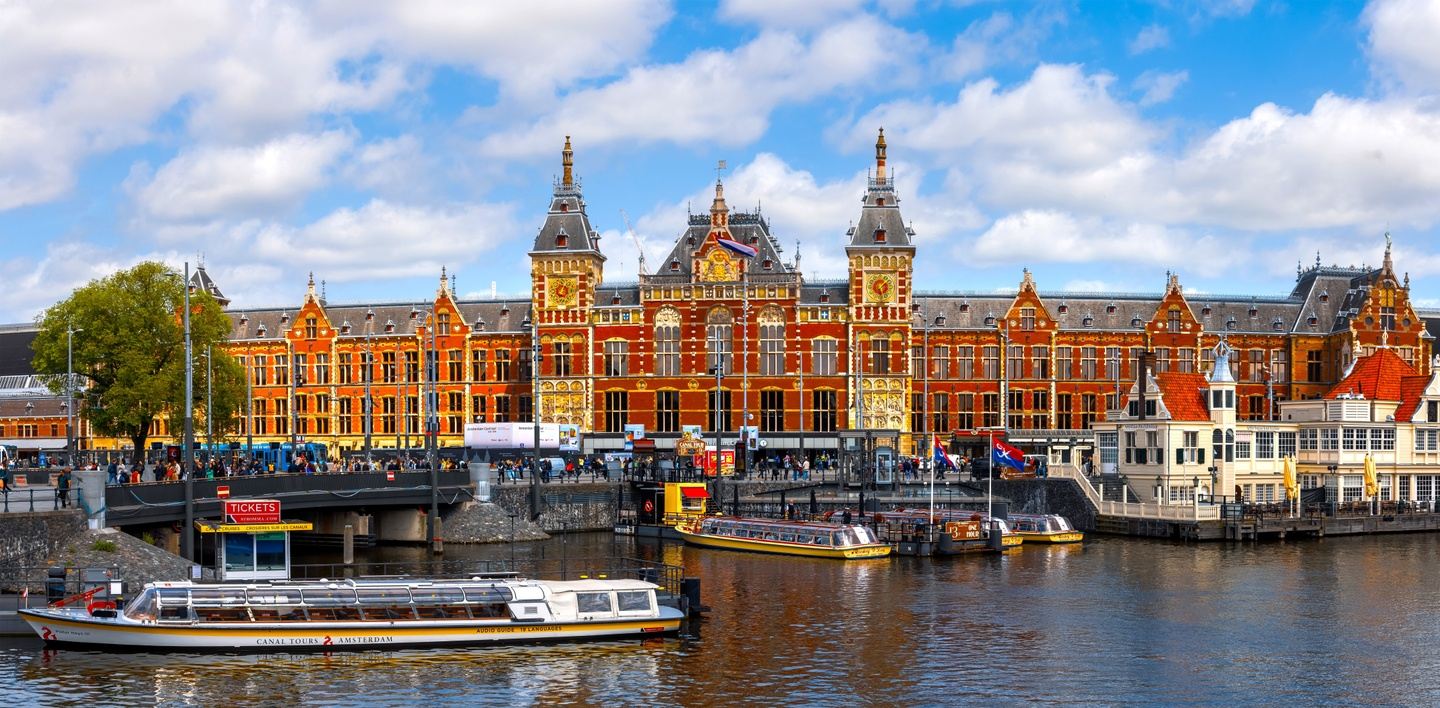 Amsterdam Train shutterstock_2417600879